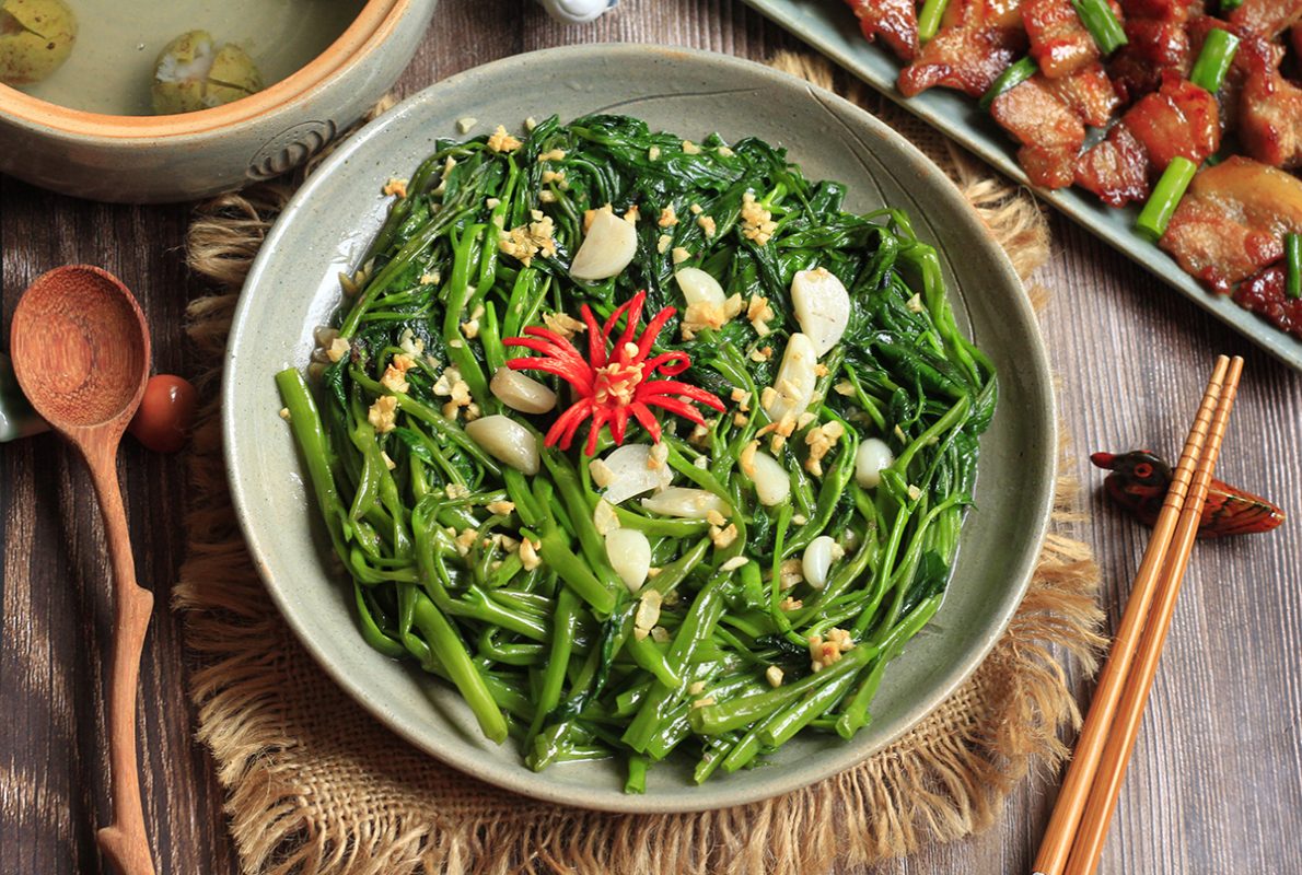 cách xào rau muống xanh giòn